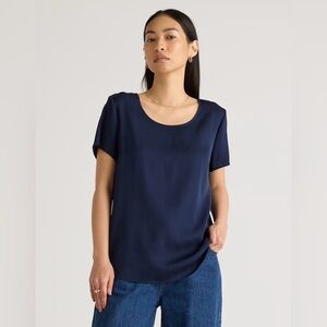 Quince Washable Stretch Silk Tee in Navy. Size Small.